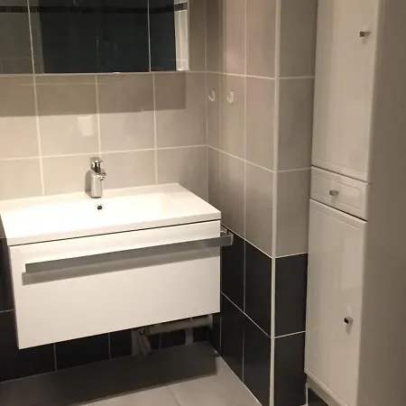 Apartment 70m² Avec Terrasse, 2 Et Piscine A - Fr-1-472-157 Sete